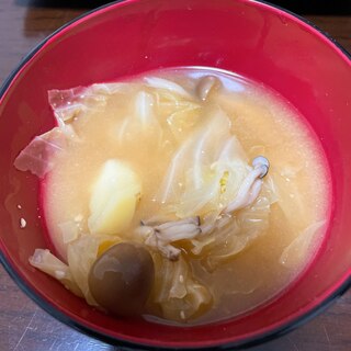 白菜消費に！しめじとじゃがいものと白菜のお味噌汁